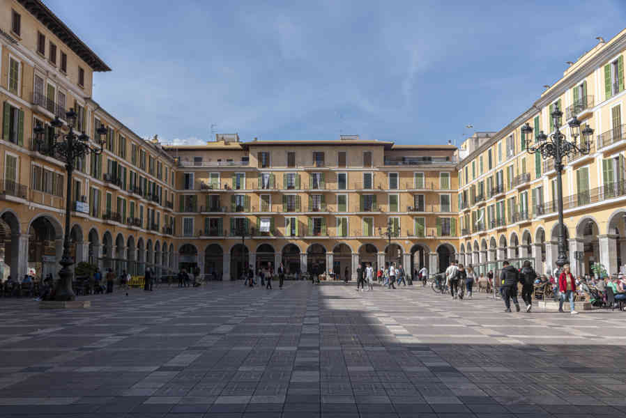 Mallorca - Palma 054 - plaza Mayor.jpg